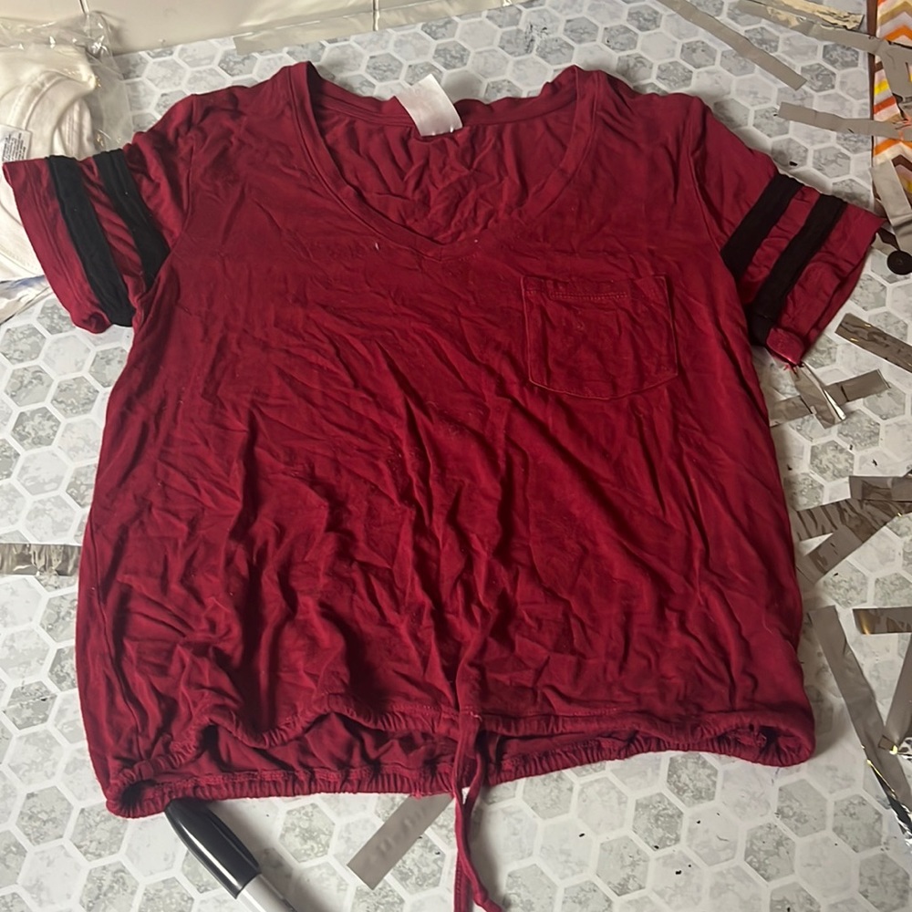 No Boundaries Medium Burgundy Short Sleeve Cropped V Neck Pocket T